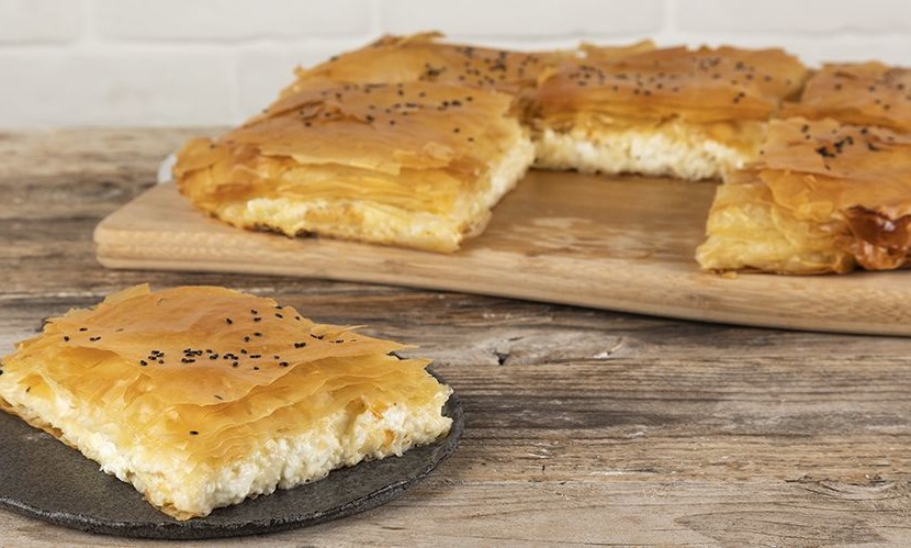 Άκης Πετρετζίκης: Εύκολη αλμυρή μπουγάτσα με φύλλο κρούστας (video)