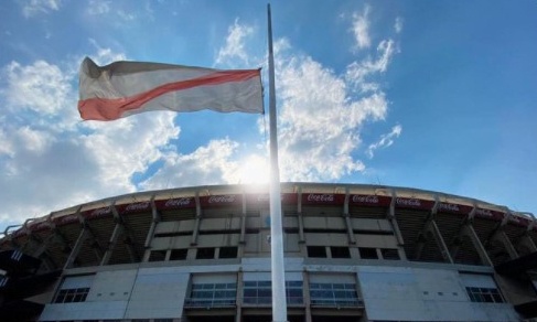 Ντιέγκο Μαραντόνα: Μεσίστια η σημαία της… μισητής Ρίβερ Πλέιτ (photos)