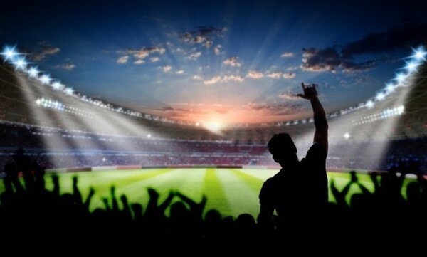 Σοκαριστικό βίντεο: Οπαδοί πέταξαν τον υπεύθυνο του γηπέδου σε κάδο σκουπιδιών!