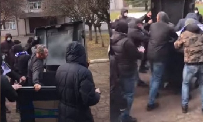 Απίστευτο περιστατικό: Οπαδοί πέταξαν στα σκουπίδια υπεύθυνο γηπέδου (video+photos)