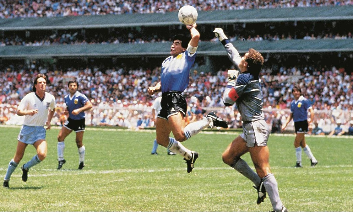 Ντιέγκο Μαραντόνα: Τα αδιανόητα αγγλικά πρωτοσέλιδα για το θάνατό του (photos)