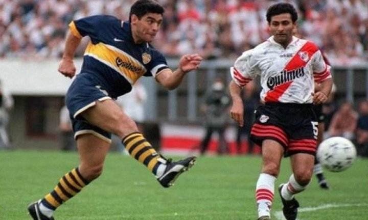 Ντιέγκο Μαραντόνα: Οπαδοί της Μπόκα και της Ρίβερ θρηνούν αγκαλιασμένοι (photos)