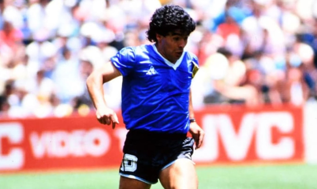 Δέος: Ο Μαραντόνα στους ουρανούς! (Photos)