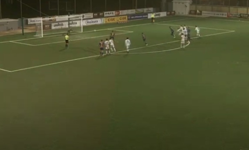 Απίστευτο και όμως αληθινό: Έπεσε το ρεύμα στο γήπεδο την ώρα που εκτελούταν πέναλτι (video)