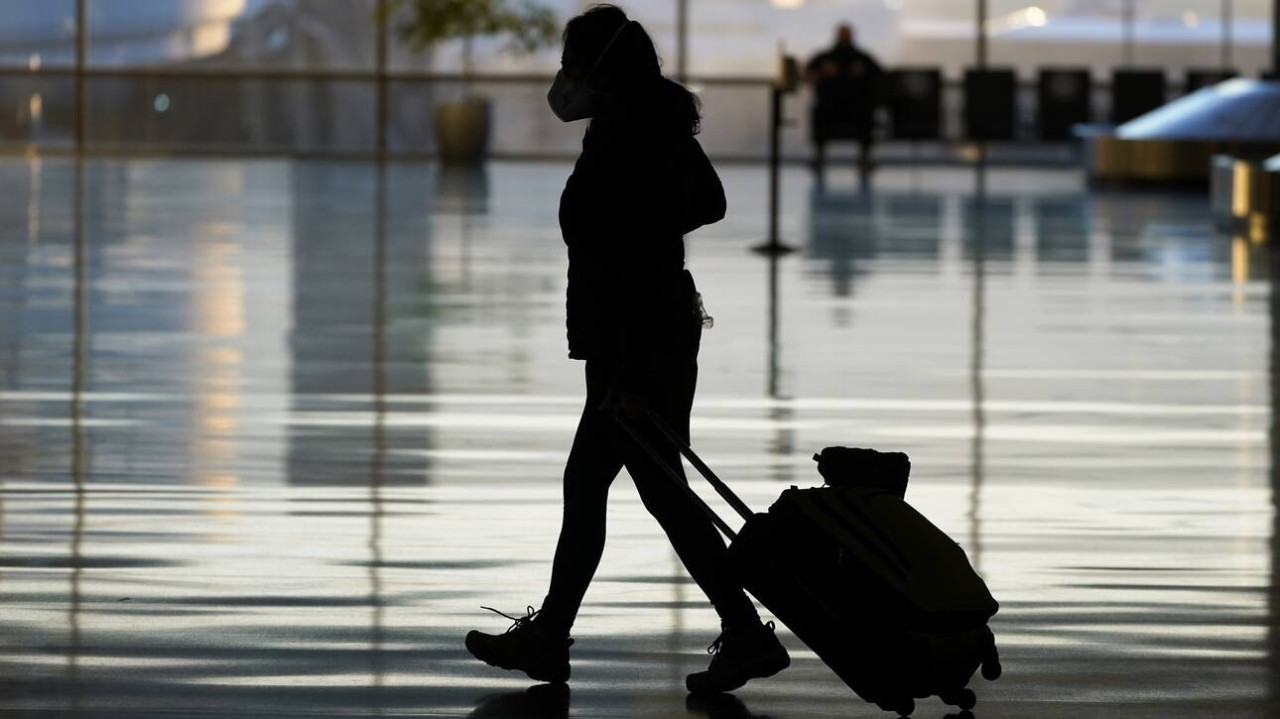 Νέοι κανόνες στις πτήσεις; Υποχρεωτικός εμβολιασμός, «διαβατήρια» εμβολιασμού και πάσα υγείας