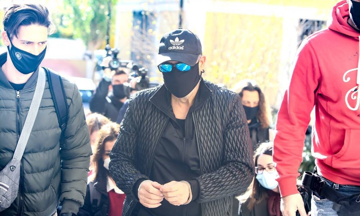 Νότης Σφακιανάκης: Μοίραζε αυτόγραφα στο αστυνομικό τμήμα (vid)