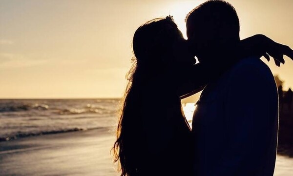 Γνωστός μπασκετμπολίστας στο πλευρό σέξι τραγουδίστριας (pics)