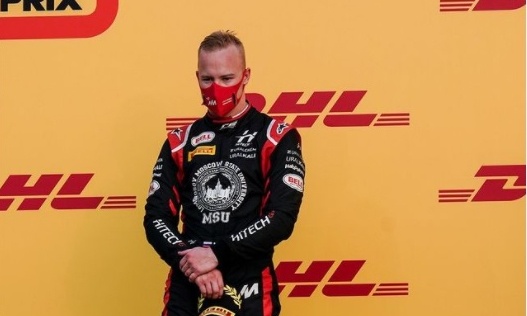 Σάλος στη Formula 1 - Ο ομόσταυλος του Σουμάχερ πιάνει δημόσια το στήθος γυναίκας (video)