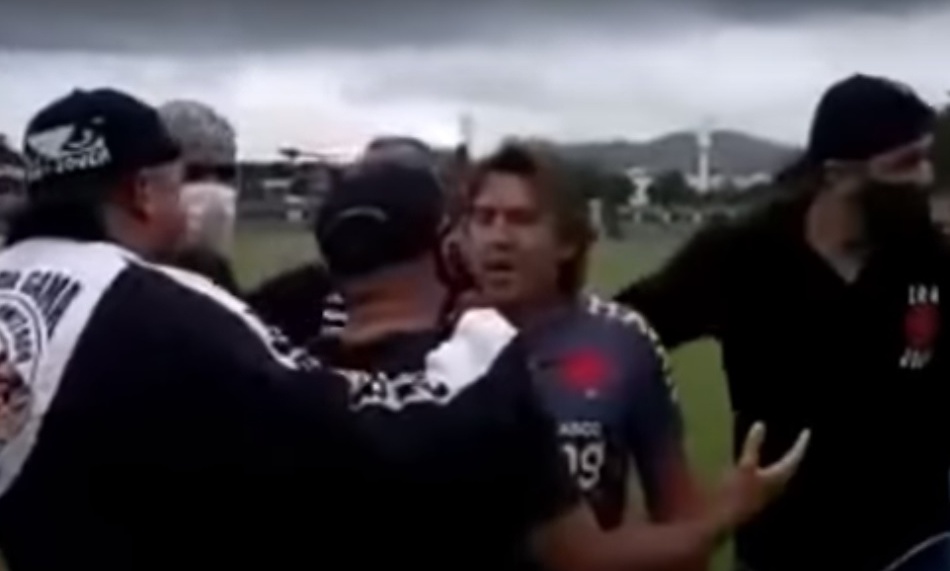 Πρώην προπονητής της Super League την «έπεσε» σε οπαδούς που έκαναν ντου στην προπόνηση (video)