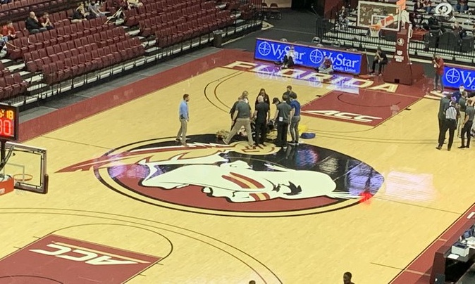 Σοκαριστικές εικόνες σε αγώνα για το NCAA: Παίκτης κατέρρευσε στο παρκέ (video+photos)