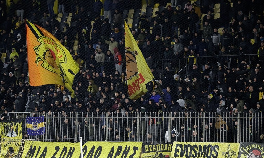 Άρης-ΠΑΟΚ: Ντόπες οπαδών έξω από το ξενοδοχείο των «κίτρινων» (video)