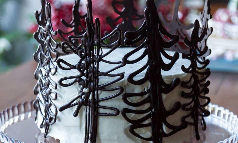 Άκης Πετρετζίκης: Χριστουγεννιάτικη τούρτα με σοκολατένια δέντρα