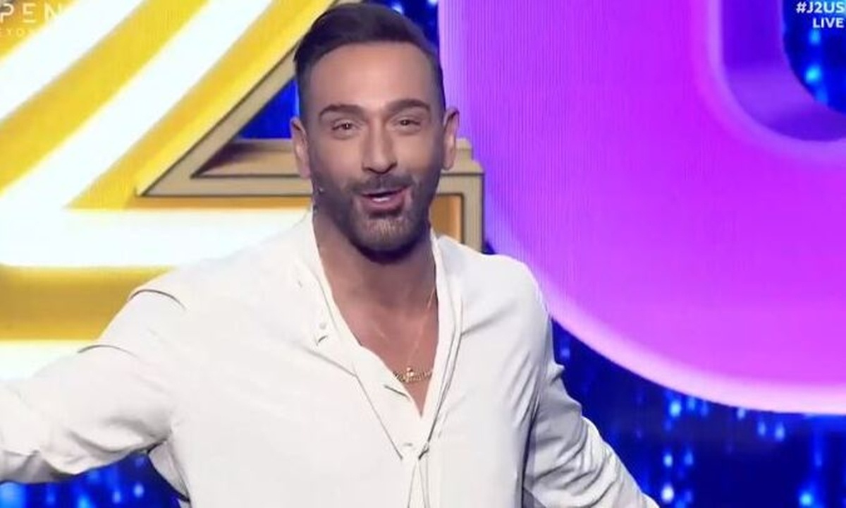 J2US: Απίστευτη εμφάνιση της Κατερίνας Καινούργιου (video)