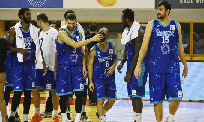 Ιωνικός: Το χριστουγεννιάτικο βίντεο (video)