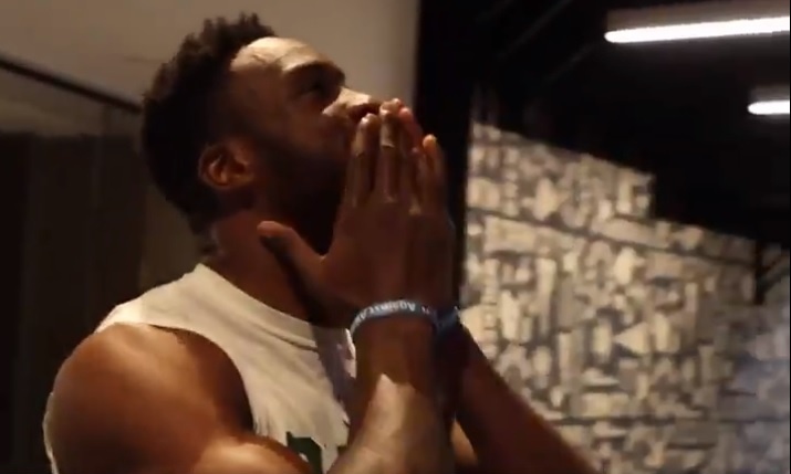 Συγκινήθηκε ο Θανάσης Αντετοκούνμπο με την έκπληξη της μαμάς του (video)