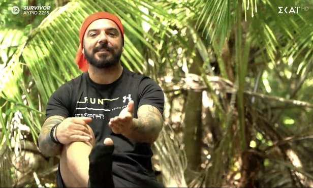 Survivor: Απίστευτη αποθέωση στο Twitter για τις τρύπιες κάλτσες του Τριαντάφυλλου (photos+video)