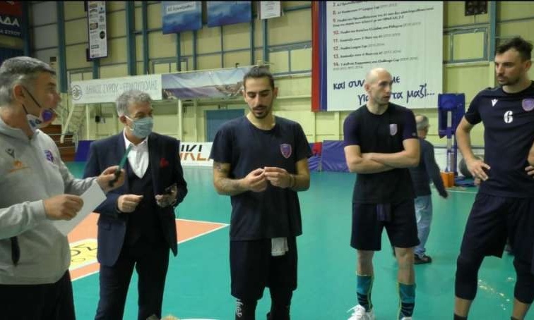 Φοίνικας Σύρου: Το φλουρί στους φροντιστές (video)