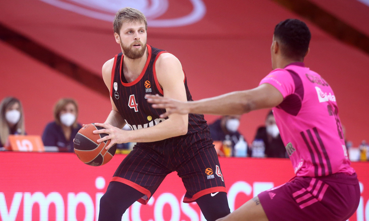 Ολυμπιακός: Οι ευχές στον Χαραλαμπόπουλο (photos)