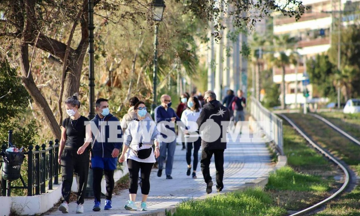 Ποιο lockdown; Βόλτες στη λιακάδα οι Αθηναίοι - Χαμός σε παραλιακή, Πάρνηθα και πάρκα της Αθήνας