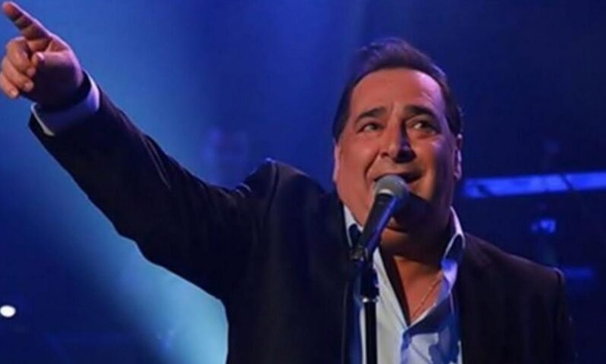 Βασίλης Καρράς: Μετά την κοτσίδα άφησε και μούσι (pic)