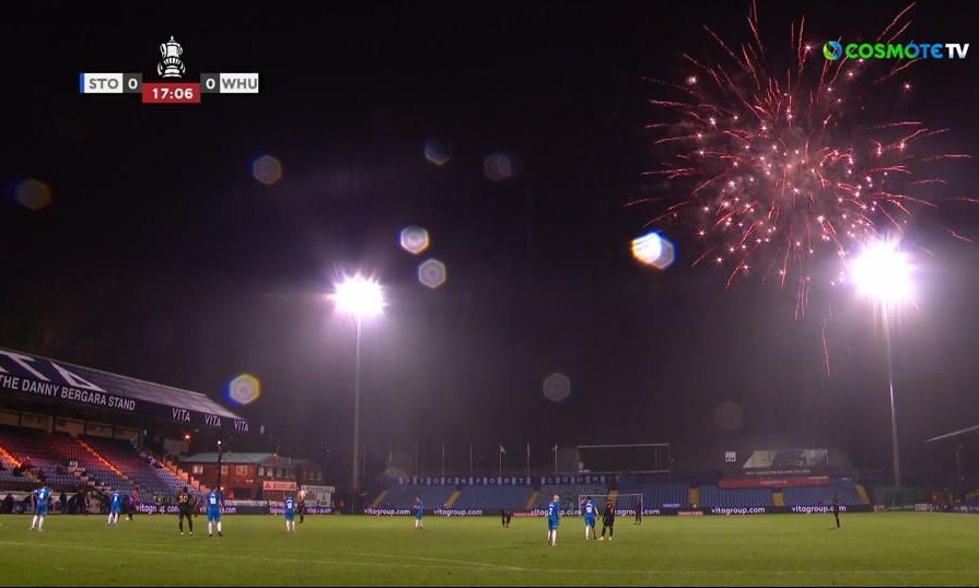 Κύπελλο Αγγλίας: «Καταιγίδα» πυροτεχνημάτων και διακοπή στο Στόκπορτ-Γουέστ Χαμ! (video+photos)