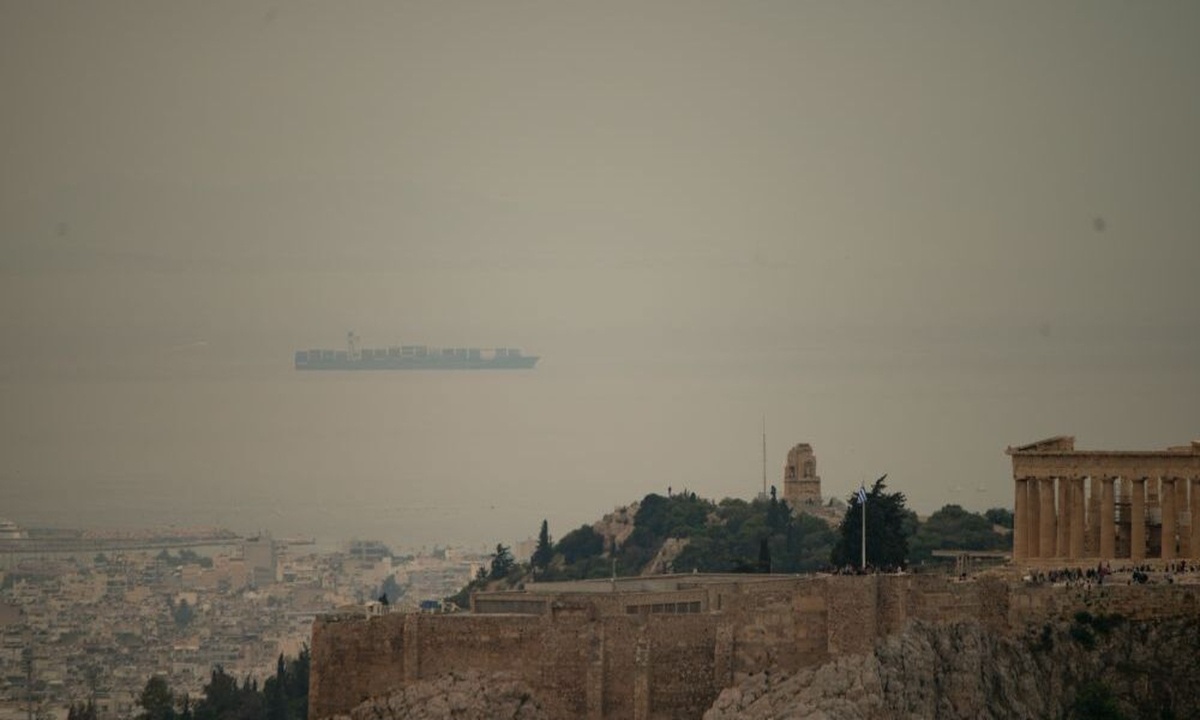 Καιρός ΤΩΡΑ: Προσοχή! Αποπνικτική ατμόσφαιρα στην Αθήνα – Αφρικανική σκόνη λίγο πριν τις καταιγίδες