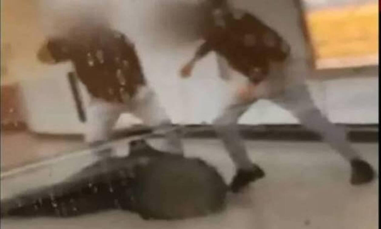 Βίντεο ντοκουμέντο: Καρέ - καρέ ο άγριος ξυλοδαρμός του σταθμάρχη του μετρό από αρνητές μάσκας