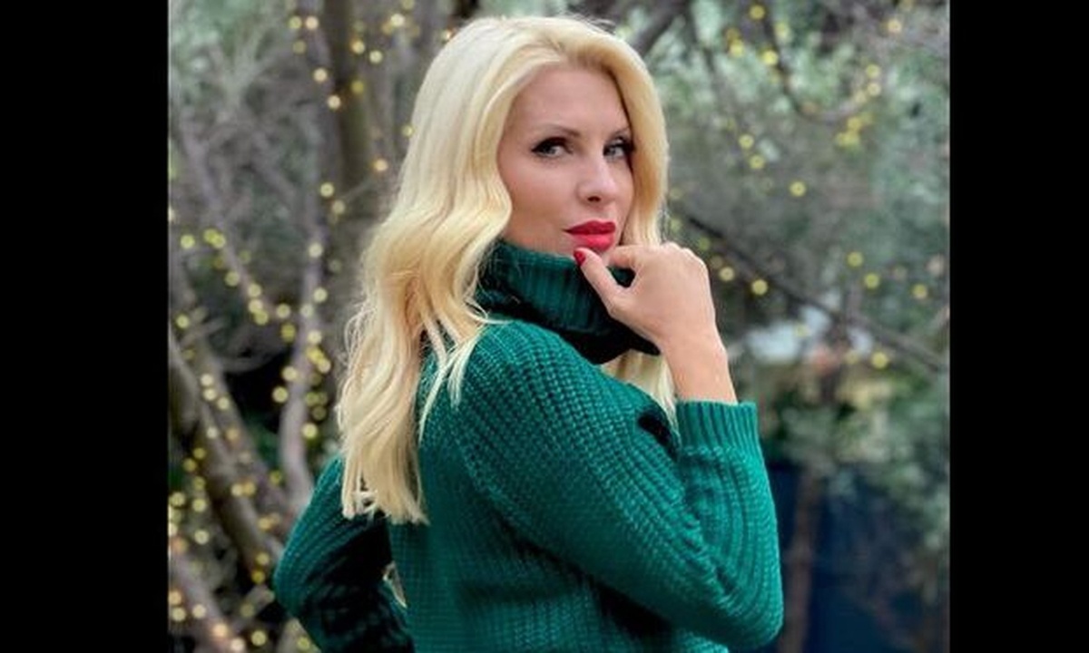 Ελένη Μενεγάκη: Η αγκαλιά στην κατάξανθη κόρη της και η selfie χωρίς ίχνος μακιγιάζ