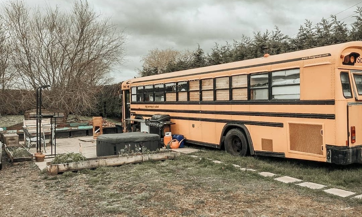 Ζευγάρι ζει σε αυτό το λεωφορείο - Όταν δείτε το εσωτερικό του θα μείνετε με το στόμα ανοιχτό