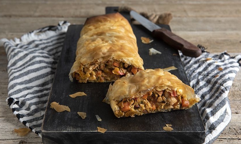 Άκης Πετρετζίκης: Κοτόπιτα σε ρολό