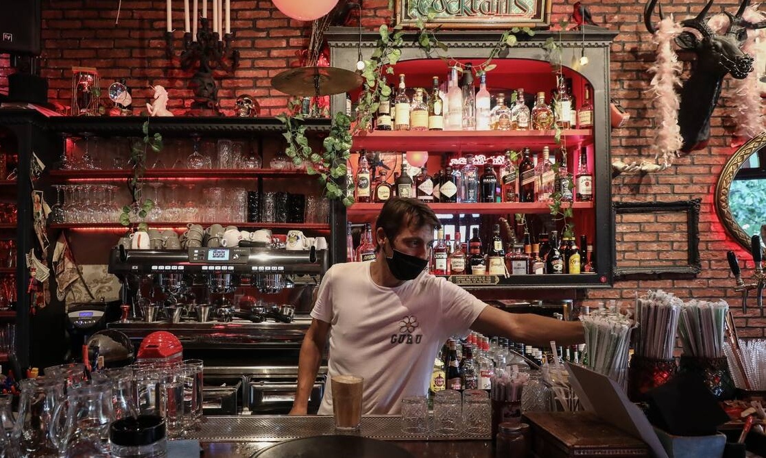 Άρση μέτρων και επιστροφή στην κανονικότητα: Οι ημερομηνίες για χιονοδρομικά, Λύκεια, εστίαση