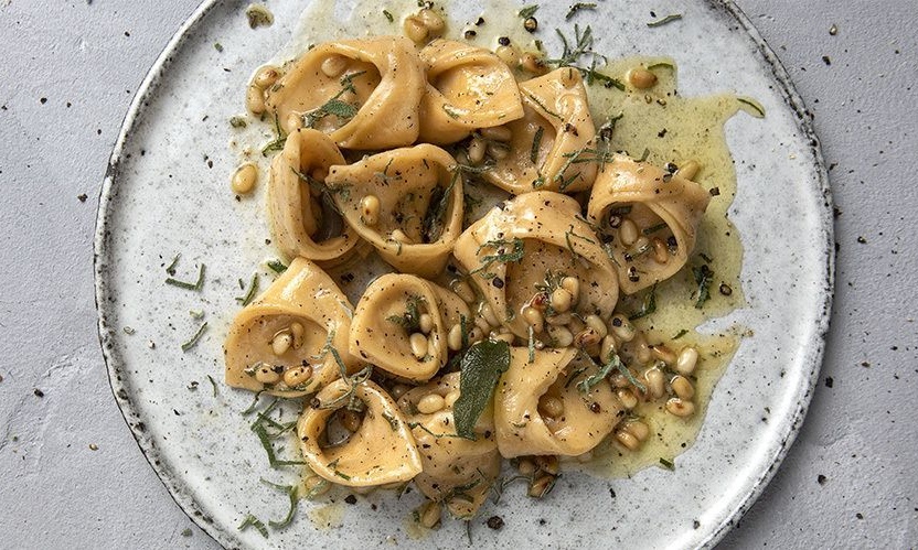 Άκης Πετρετζίκης: Τορτελίνια με τυριά και σάλτσα βουτύρου