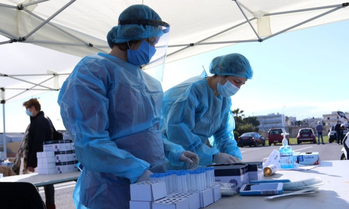 Κρούσματα σήμερα:  Έντονη ανησυχία για τα 427 στην Αττική, στα «κόκκινα» η Εύβοια και η Μύκονος