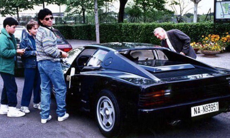H ιστορία της μαύρης Ferrari Testarossa του Μαραντόνα