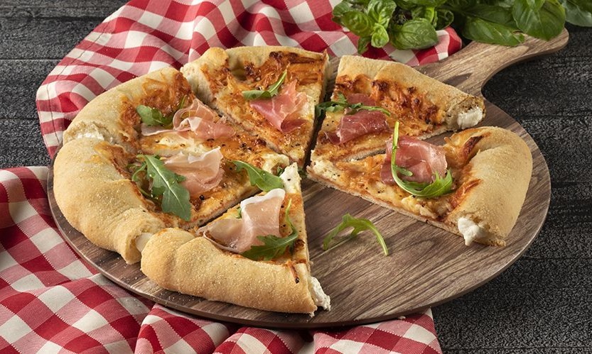 Άκης Πετρετζίκης: Πίτσα με 4 τυριά και κρούστα με τυρί κρέμα