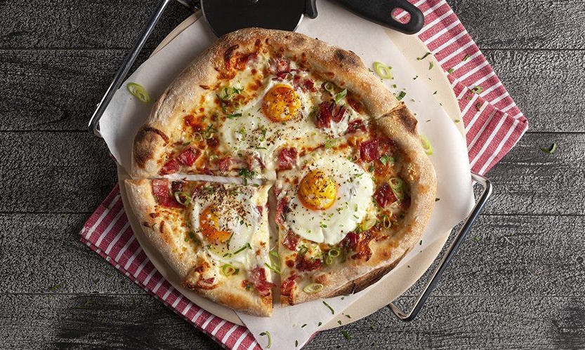Άκης Πετρετζίκης: Πίτσα με αβγά