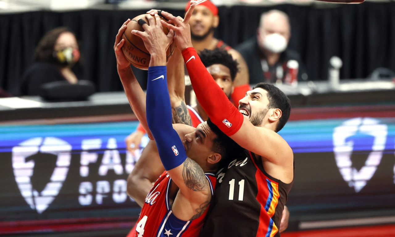 NBA: Μάτωσε... από συμπαίκτη ο Καντέρ (photos+video)