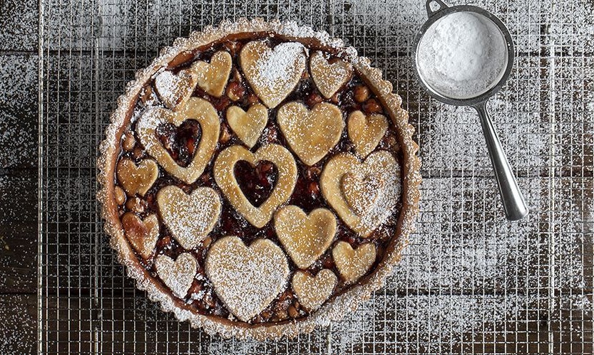 Άκης Πετρετζίκης: Τάρτα με μαρμελάδα φράουλα και φουντούκια