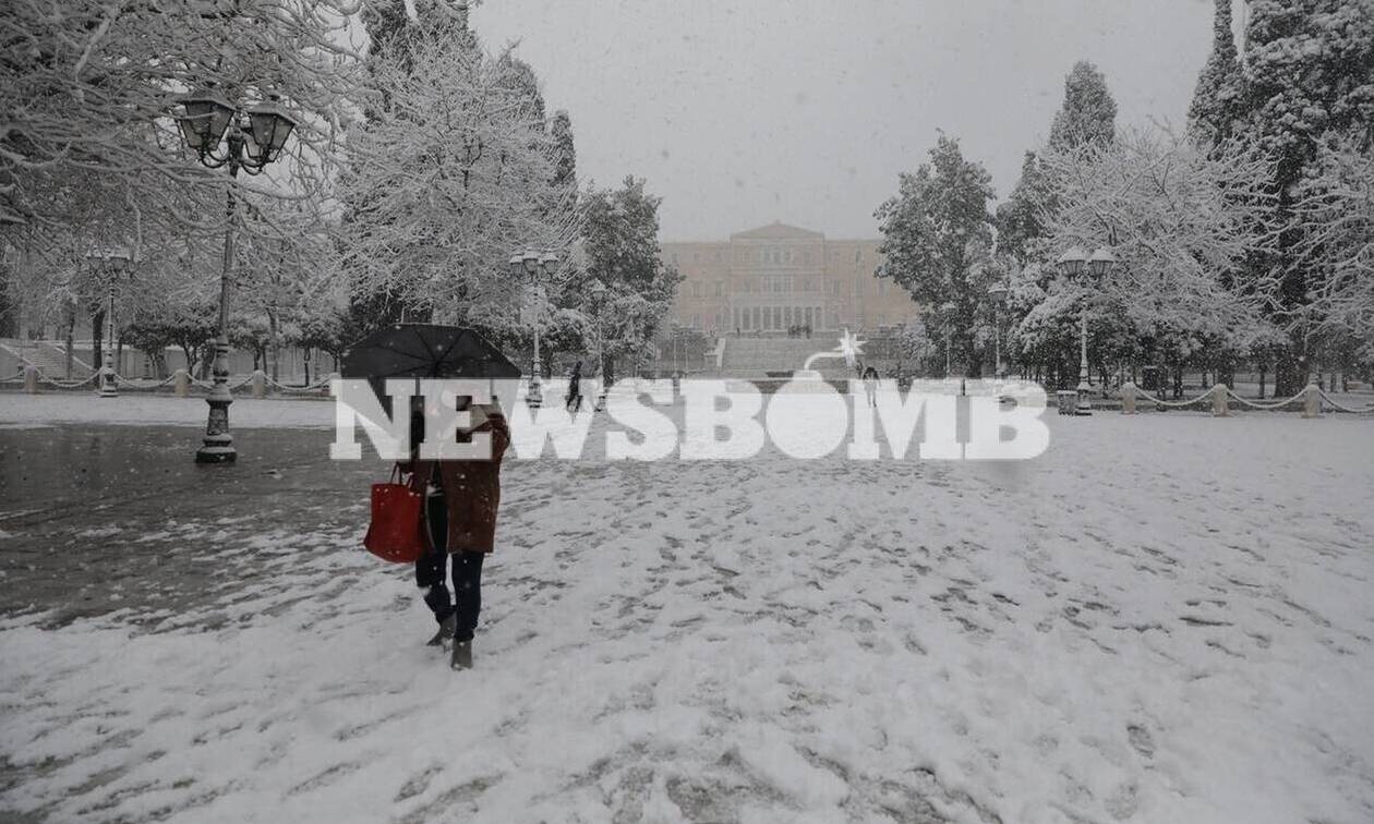 Κακοκαιρία: Λευκή «εισβολή» στην Αττική - Βγήκαν τα εκχιονιστικά στο Σύνταγμα