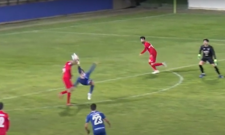 Η ομορφιά του ποδοσφαίρου σε μία φάση - Επική γκάφα τερματοφύλακα έφερε το γκολ της χρονιάς (video)