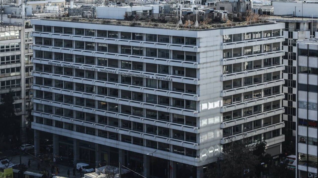 Χαμηλώνουν οι προβλέψεις για την ανάπτυξη το 2021