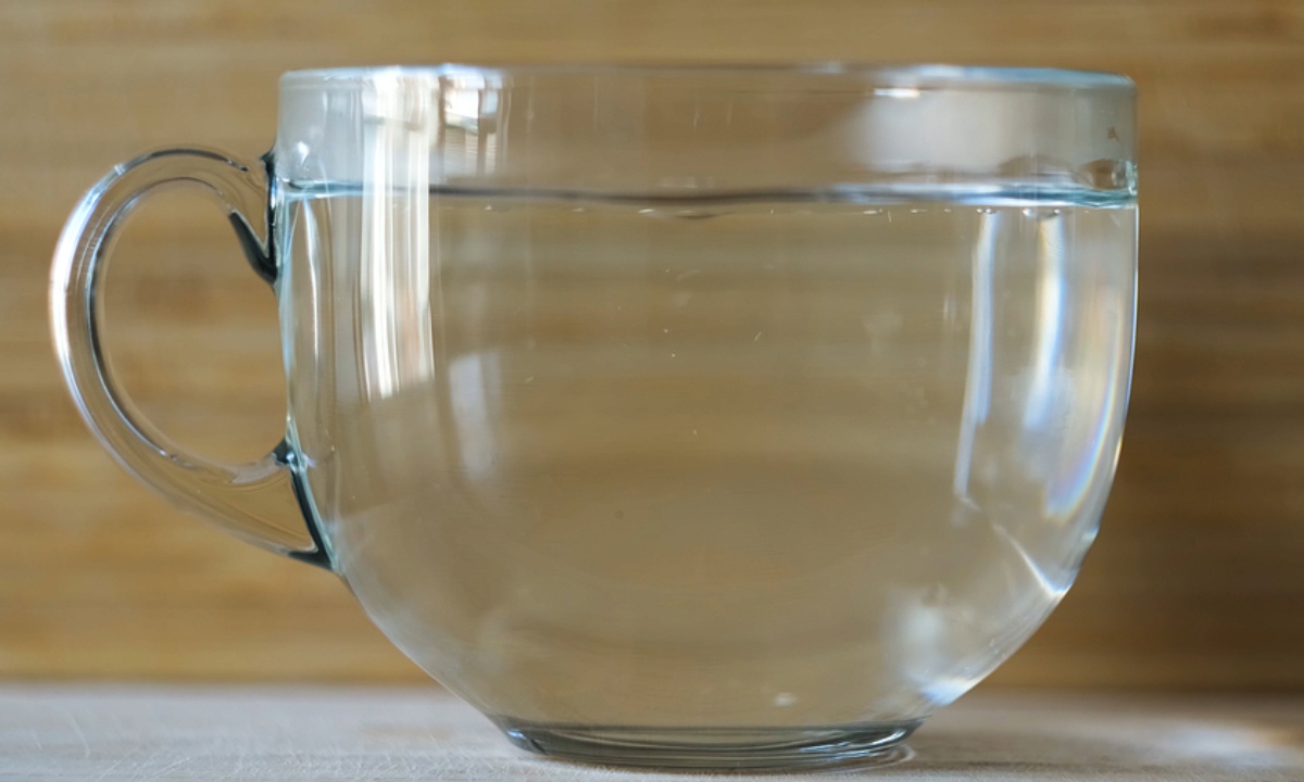 Ζεστό νερό το πρωί: Πώς βοηθά την υγεία (εικόνες)