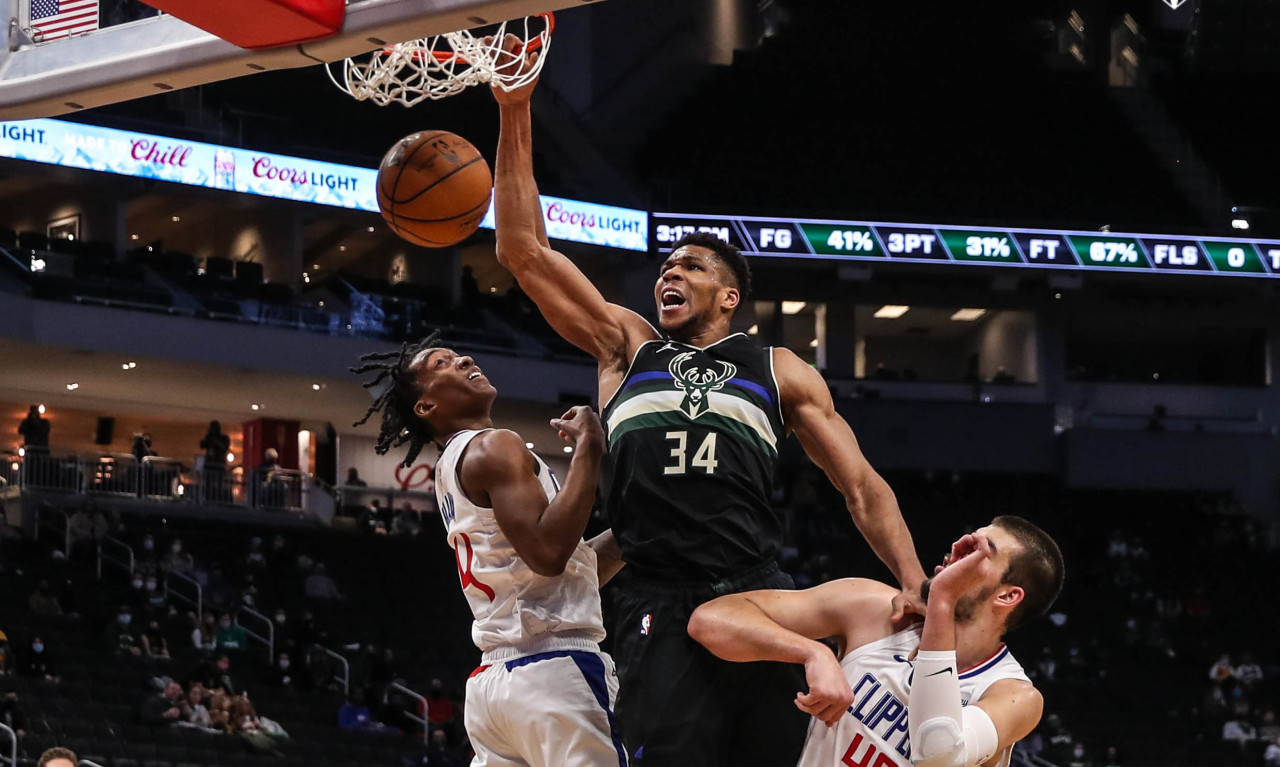 NBA: Ασταμάτητος Αντετοκούνμπο οδήγησε τους Μπακς και «πάτησε» τους Κλίπερς (videos)