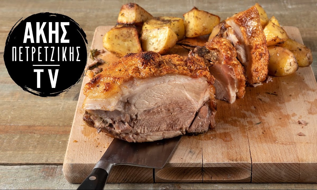 Άκης Πετρετζίκης: Γουρουνοπούλα στον φούρνο