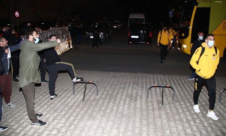 ΑΕΚ: Σήκωσαν πανό στο Βόλο - Υποδοχή με μήνυμα-φωτιά προς τη διοίκηση (photos)