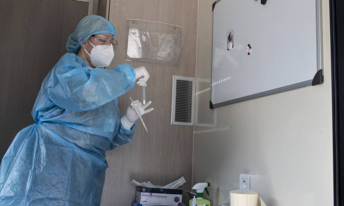 Κρούσματα σήμερα: 2.215 νέα ανακοίνωσε ο ΕΟΔΥ - 32 θάνατοι σε 24 ώρες, στους 451 οι διασωληνωμένοι