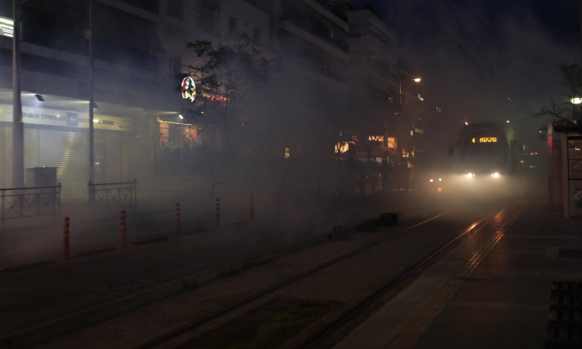 ΤΩΡΑ: Σοβαρά επεισόδια στη Νέα Σμύρνη - Πετροπόλεμος και χημικά (pics+vid)