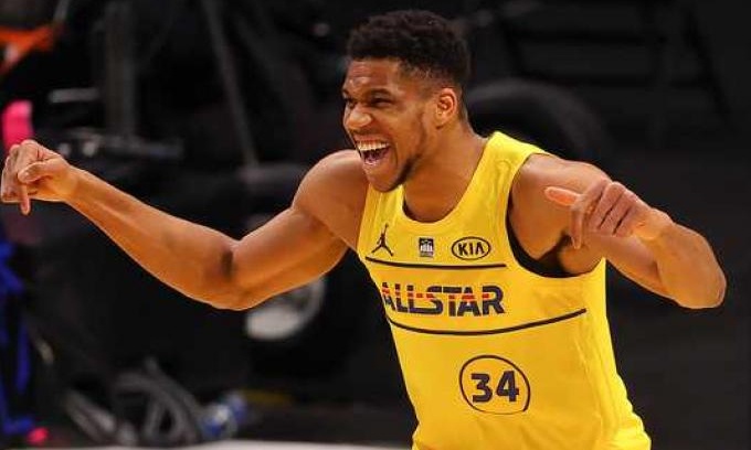 Γιάννης Αντετοκούνμπο: Στα... χνάρια του Μάικλ Τζόρνταν (photos)