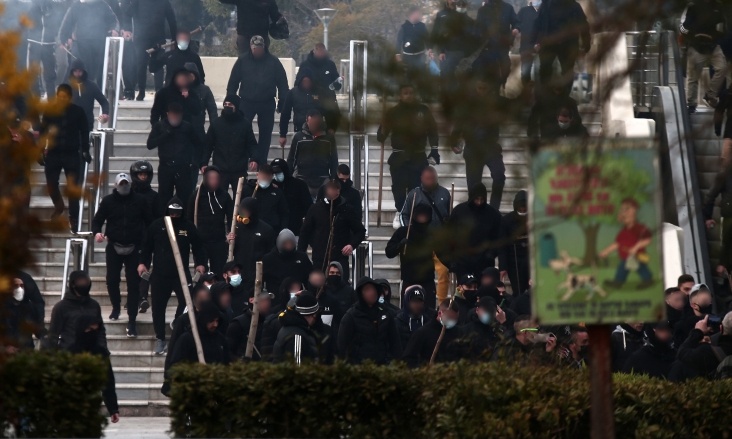 Επεισόδια Νέα Σμύρνη: Πεδίο μάχης γύρω από την πλατεία – Κουκουλοφόροι επιτέθηκαν σε δημοσιογράφους