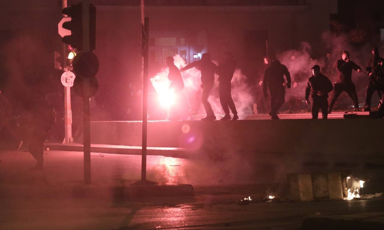 Νέα Σμύρνη: Μου φώναζαν «πουτ@@@ θα πεθάνεις» - Η κατάθεση σοκ του τραυματία αστυνομικού